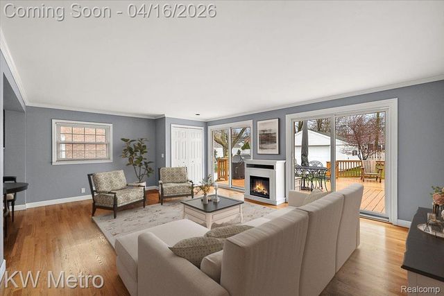 1904 Manchester Boulevard, Grosse Pointe Woods, MI 48236