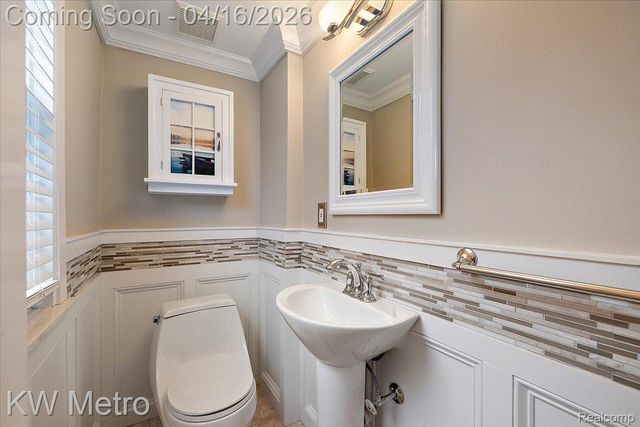 1904 Manchester Boulevard, Grosse Pointe Woods, MI 48236