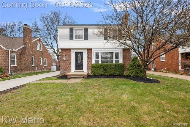 1904 Manchester Boulevard, Grosse Pointe Woods, MI 48236