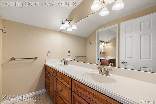 1904 Manchester Boulevard, Grosse Pointe Woods, MI 48236