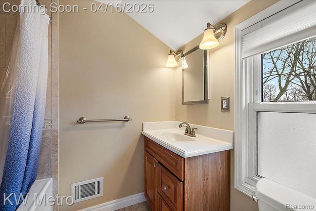 1904 Manchester Boulevard, Grosse Pointe Woods, MI 48236