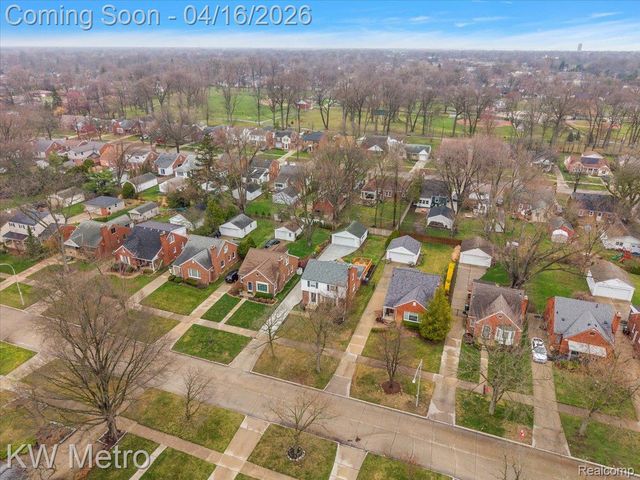 1904 Manchester Boulevard, Grosse Pointe Woods, MI 48236