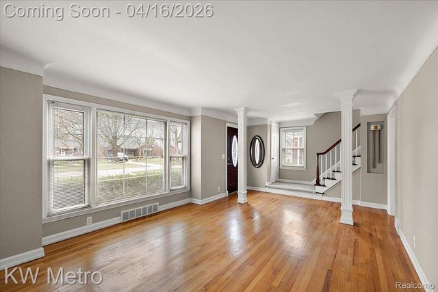 1904 Manchester Boulevard, Grosse Pointe Woods, MI 48236