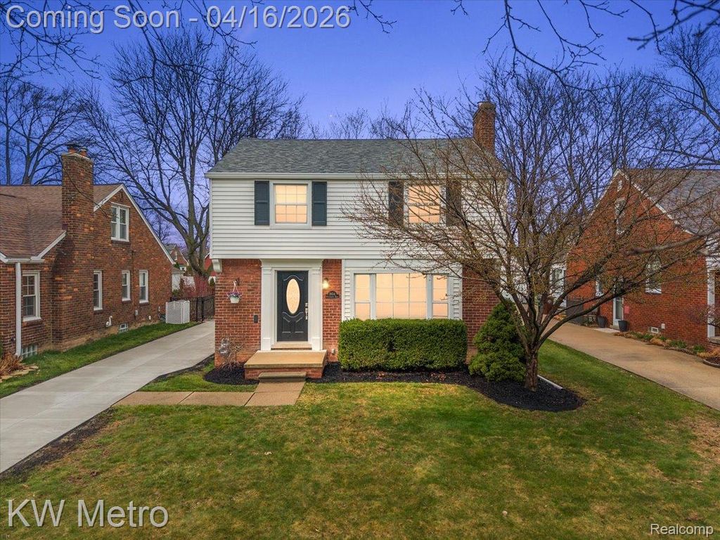 1904 Manchester Boulevard, Grosse Pointe Woods, MI 48236