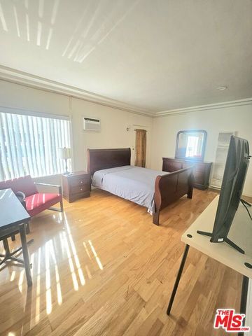 812 S Gramercy Drive, Los Angeles, CA 90005