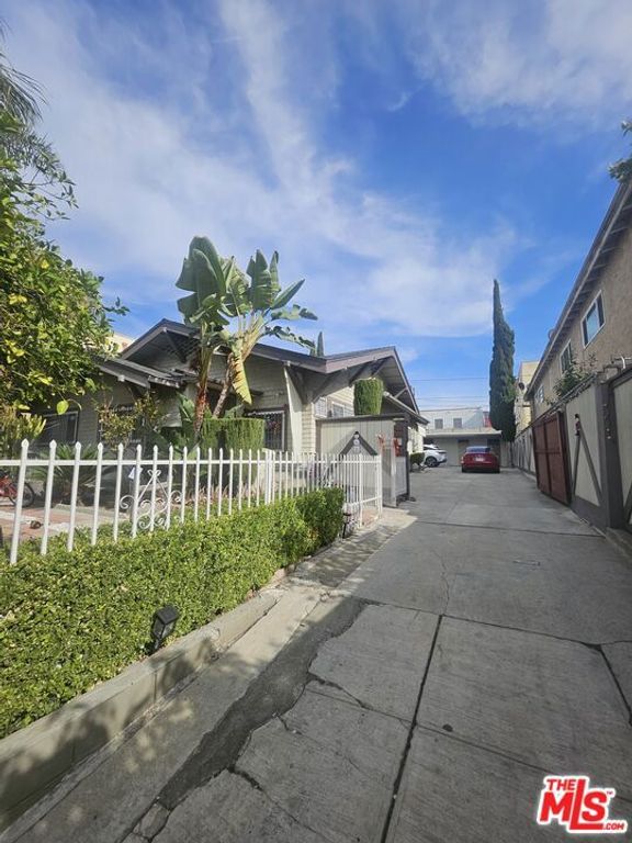 812 S Gramercy Drive, Los Angeles, CA 90005