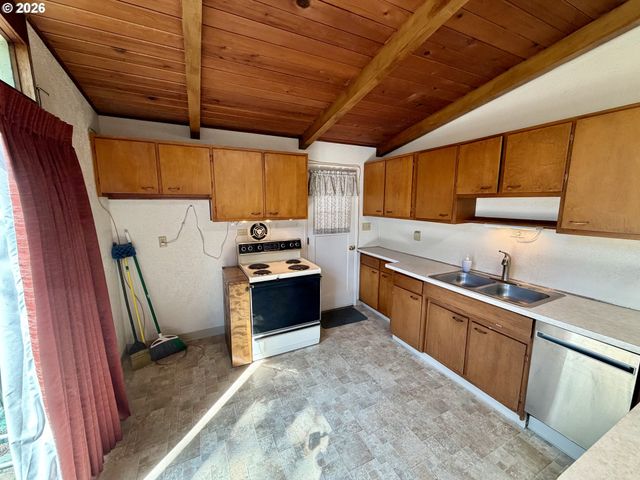 12825 Se LINCOLN St, Portland, OR 97233