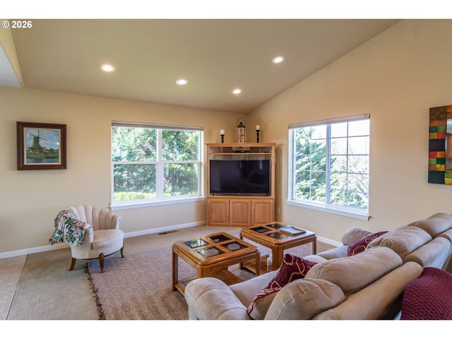 902 N VIEW Dr, Winchester, OR 97495