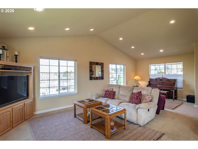 902 N VIEW Dr, Winchester, OR 97495