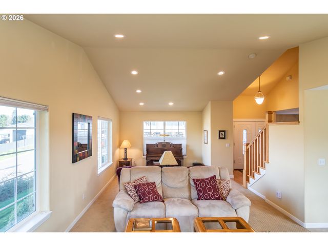 902 N VIEW Dr, Winchester, OR 97495