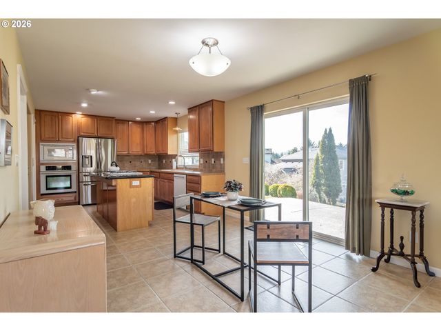 902 N VIEW Dr, Winchester, OR 97495