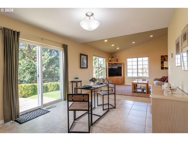 902 N VIEW Dr, Winchester, OR 97495