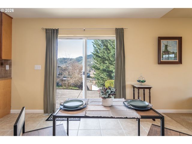 902 N VIEW Dr, Winchester, OR 97495