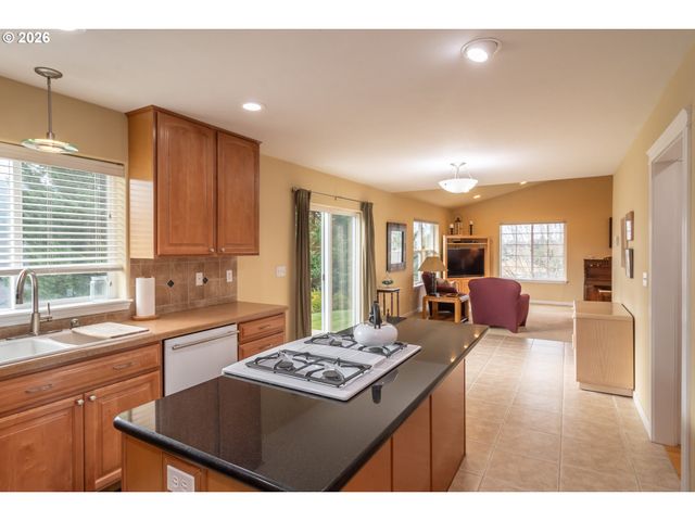 902 N VIEW Dr, Winchester, OR 97495