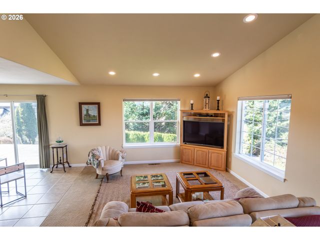 902 N VIEW Dr, Winchester, OR 97495