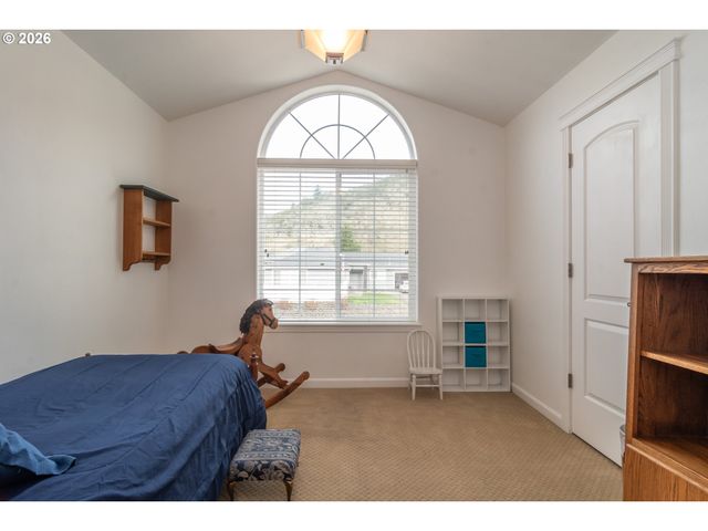 902 N VIEW Dr, Winchester, OR 97495