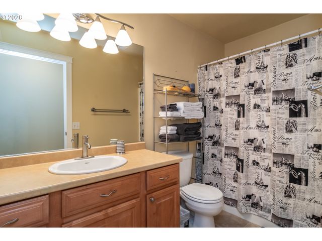 902 N VIEW Dr, Winchester, OR 97495