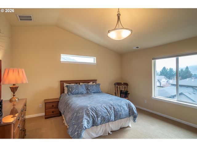 902 N VIEW Dr, Winchester, OR 97495