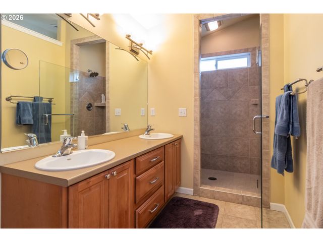 902 N VIEW Dr, Winchester, OR 97495