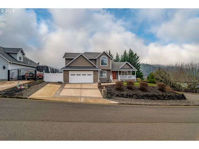 902 N VIEW Dr, Winchester, OR 97495
