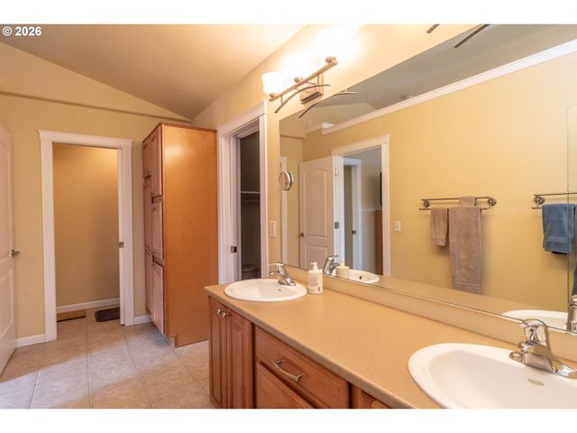 902 N VIEW Dr, Winchester, OR 97495