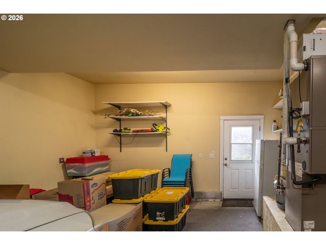 902 N VIEW Dr, Winchester, OR 97495