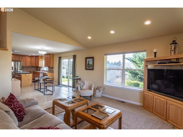 902 N VIEW Dr, Winchester, OR 97495