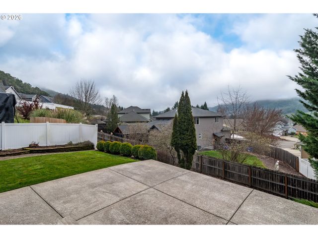 902 N VIEW Dr, Winchester, OR 97495