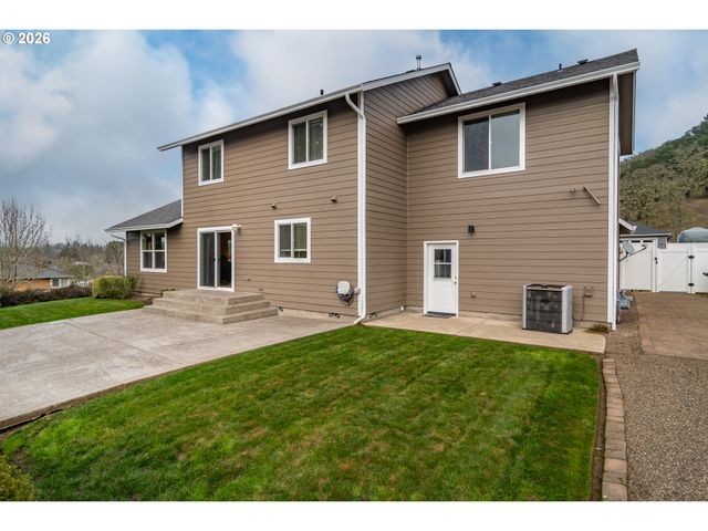 902 N VIEW Dr, Winchester, OR 97495