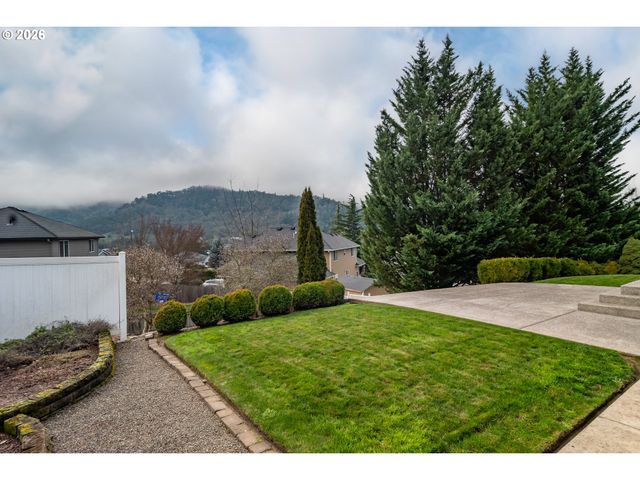 902 N VIEW Dr, Winchester, OR 97495