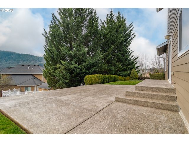 902 N VIEW Dr, Winchester, OR 97495