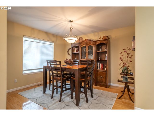 902 N VIEW Dr, Winchester, OR 97495