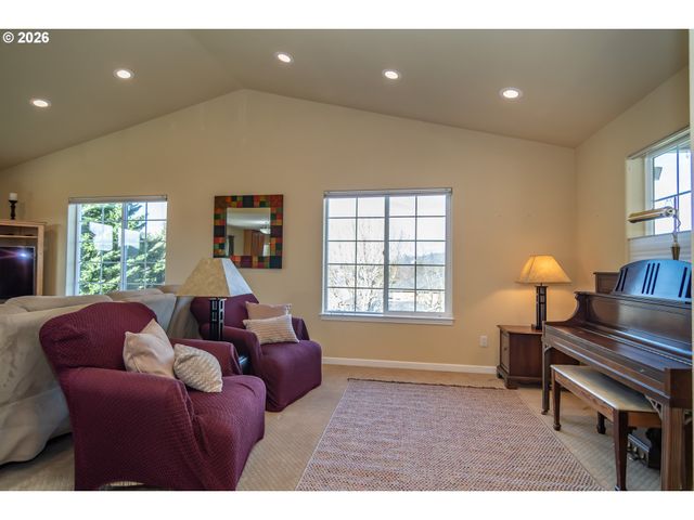 902 N VIEW Dr, Winchester, OR 97495