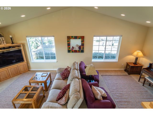 902 N VIEW Dr, Winchester, OR 97495