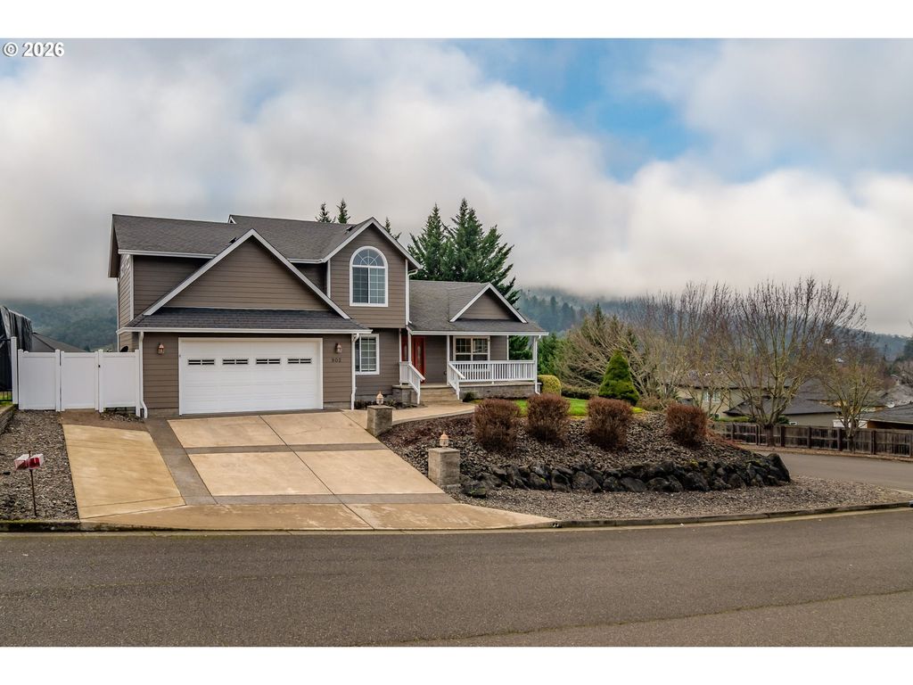 902 N VIEW Dr, Winchester, OR 97495