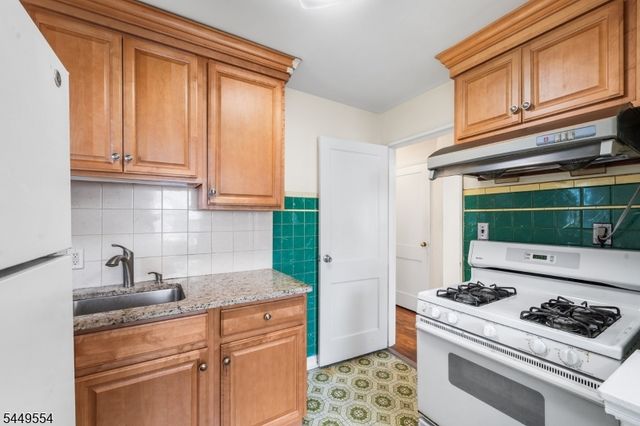10 Greenwich St, Bergenfield Boro, NJ 07621