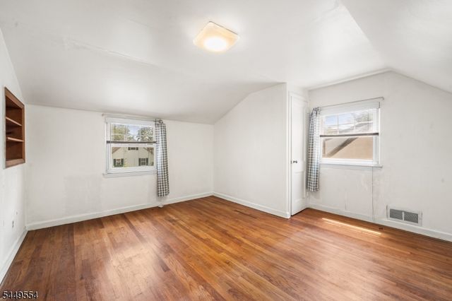10 Greenwich St, Bergenfield Boro, NJ 07621