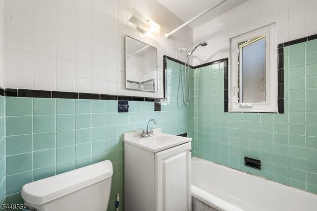 10 Greenwich St, Bergenfield Boro, NJ 07621