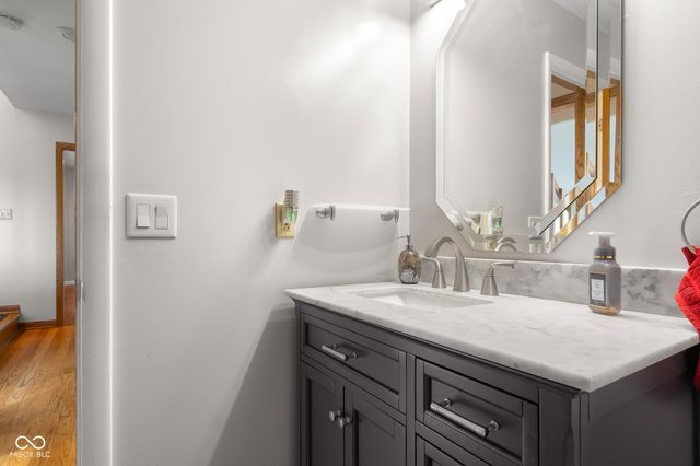 3830 Cove Road, Columbus, IN 47203