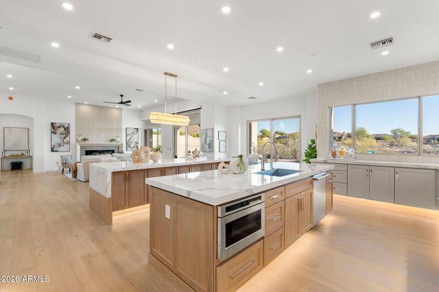 11221 E GREENWAY Road, Scottsdale, AZ 85255