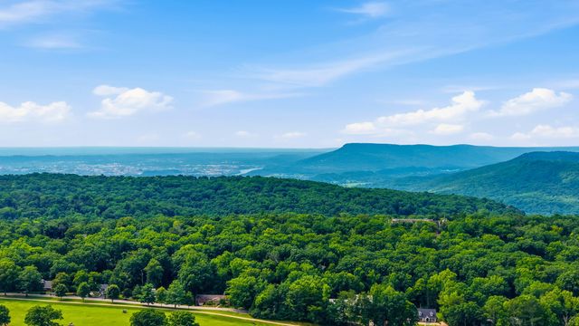 304 Oakmont Lane, Signal Mountain, TN 37377