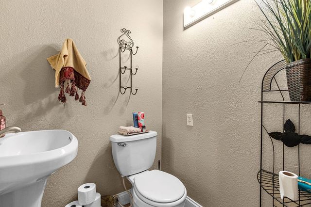 800 NW 7th St, Andrews, TX 79714