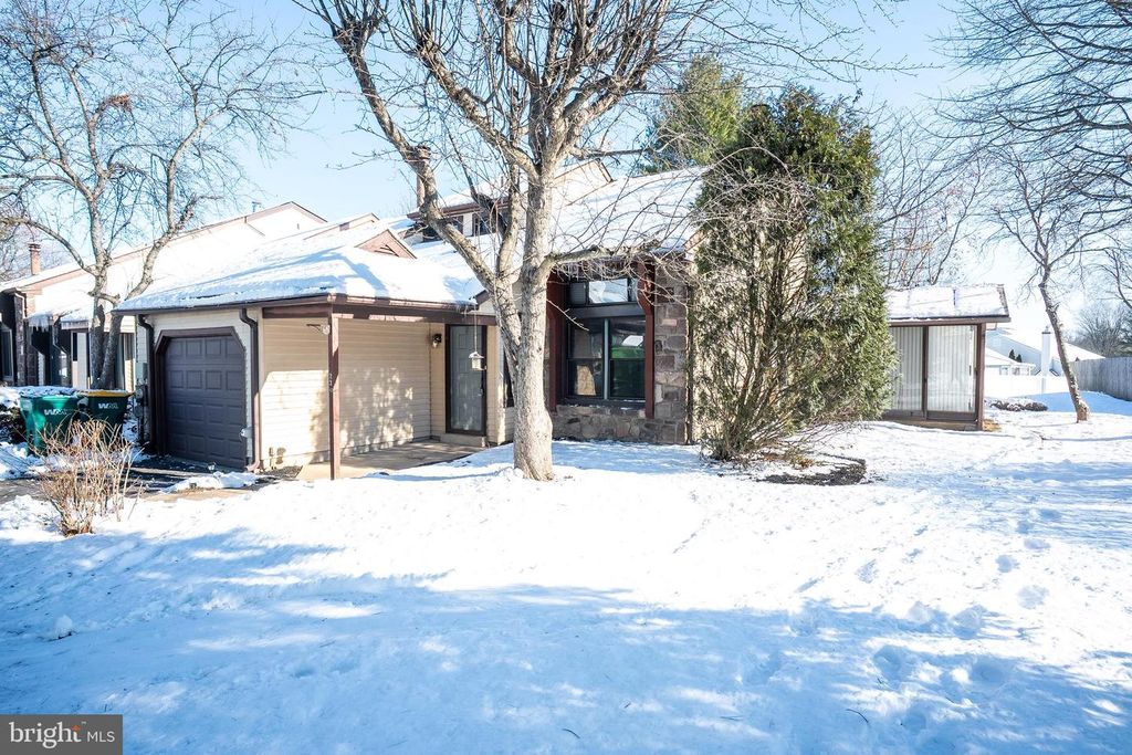 Image 1 of property listing at 220 STONEYBROOK CT, Langhorne, PA 19047