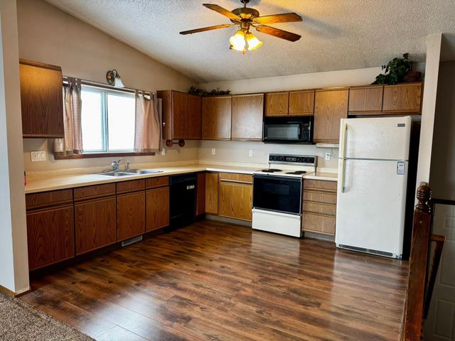 3620 Village Green Lane, Moorhead, MN 56560