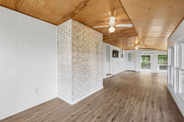 1525 E Piney Rd, Dickson, TN 37055