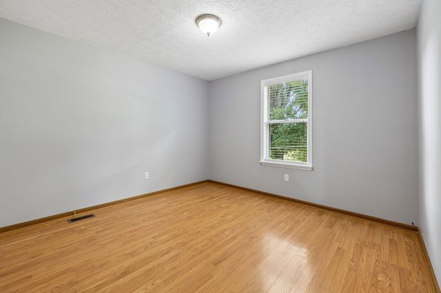1525 E Piney Rd, Dickson, TN 37055