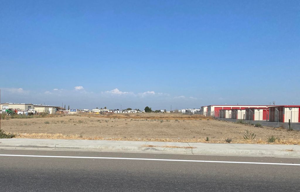 1152 N Plaza Drive, Visalia, CA 93291