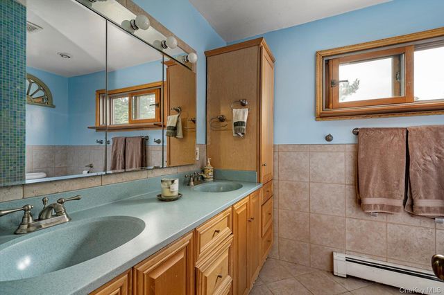 73 Anndom Court, North Babylon, NY 11703