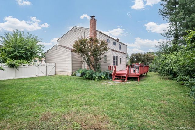 73 Anndom Court, North Babylon, NY 11703