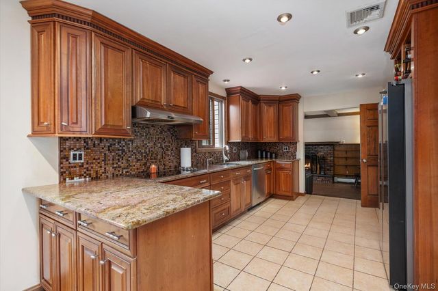 73 Anndom Court, North Babylon, NY 11703